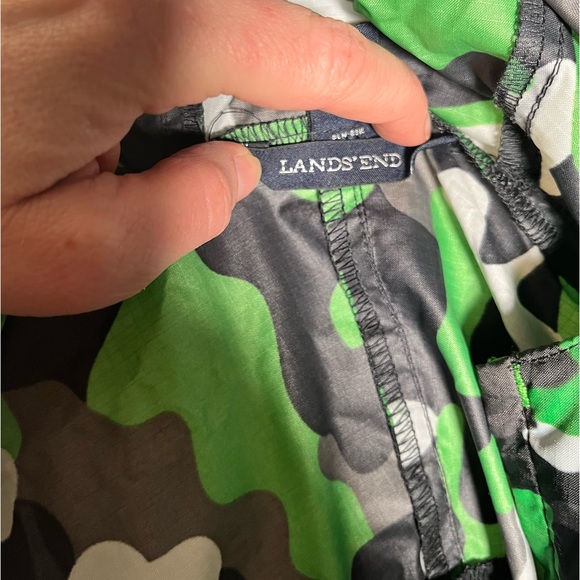 Land’s End camo/black Boys windbreaker. Size Medium 10/12. EUC Like new! - Picture 7 of 9